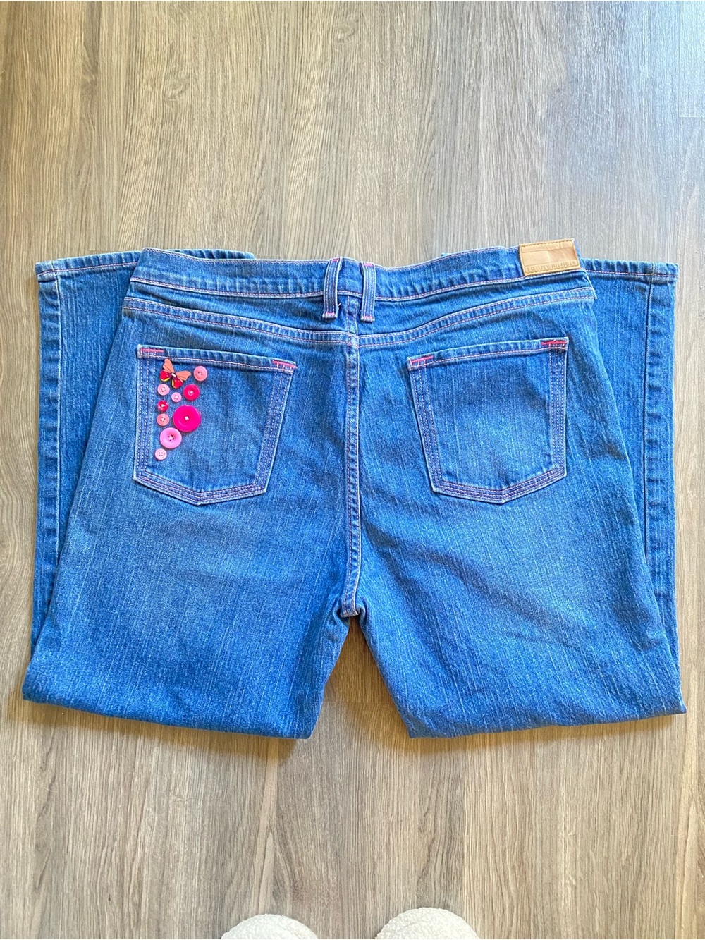 Pink stitched jeans with pink buttons - Picture 2 of 6